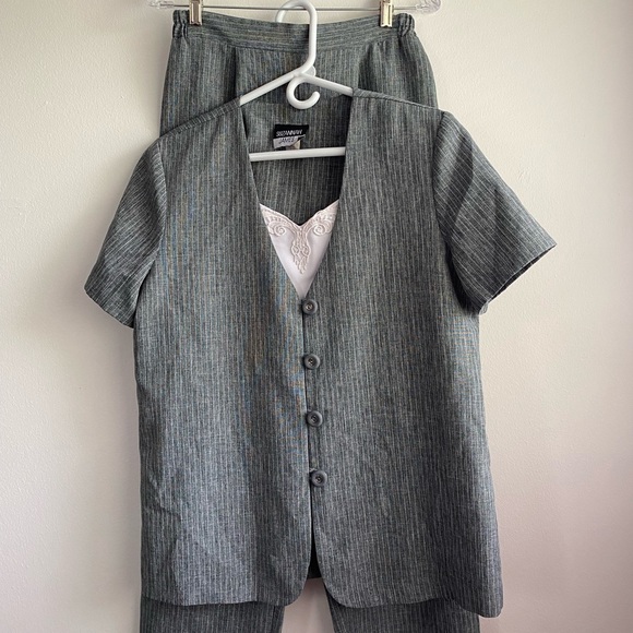 set of clothes - Picture 3 of 13